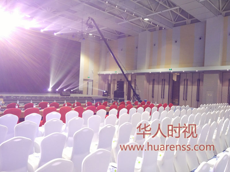 會(huì)議現(xiàn)場(chǎng)設(shè)備調(diào)試.jpg 會(huì)議現(xiàn)場(chǎng)設(shè)備調(diào)試.jpg