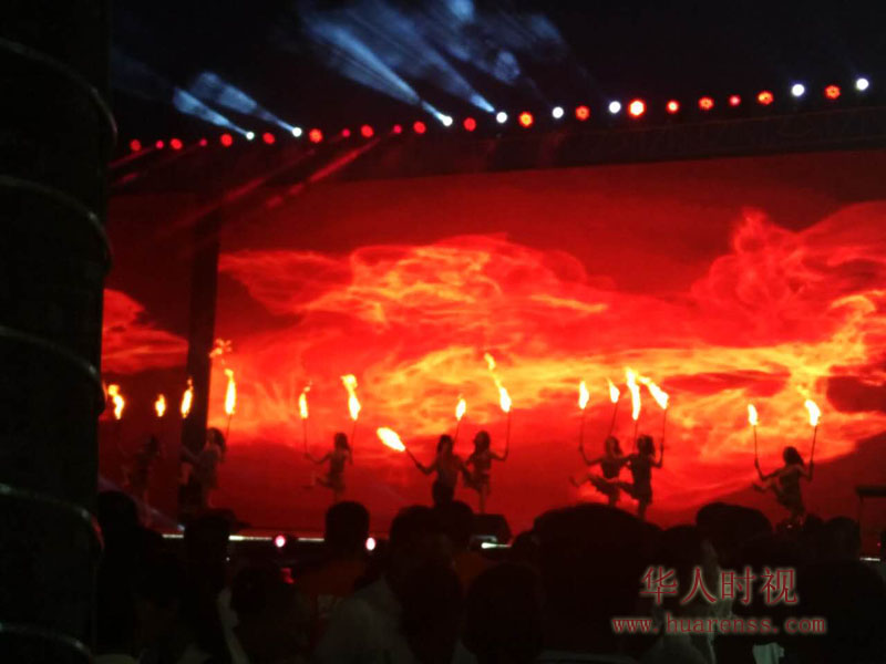 晚宴火把舞表演.jpg 晚宴火把舞表演.jpg